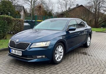 Skoda Superb 124.000 km 21.400 &euro; Duisburg 47229