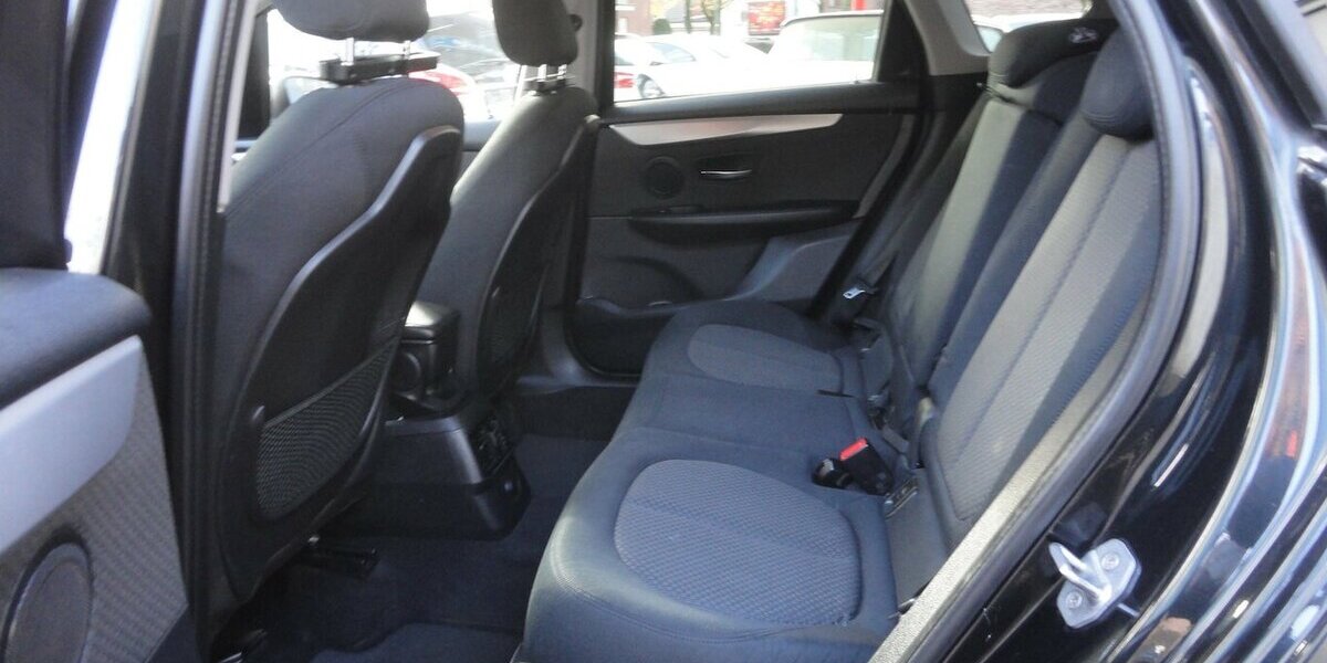 BMW 218 Active Tourer Autom Navi LED Klimatr.PDC SHZ 112.000 km 11.999 &euro; Neuss 41462