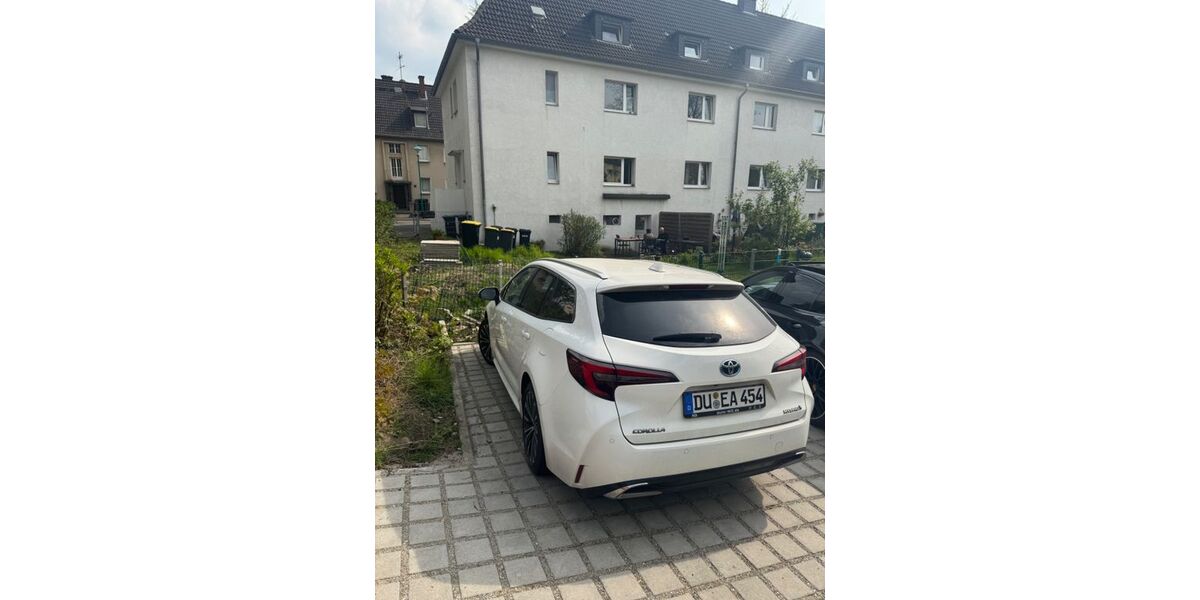 Toyota Corolla 29.900 km 26.200 &euro; Duisburg 47166