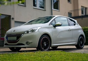 Peugeot 208 83.406 km 10.890 &euro; Düsseldorf 40231